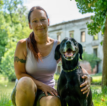 Portrait von Kerstin Venczel mit Hund.